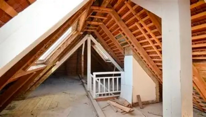 Einfacher Dachraum als Übernachtungsmöglichkeit